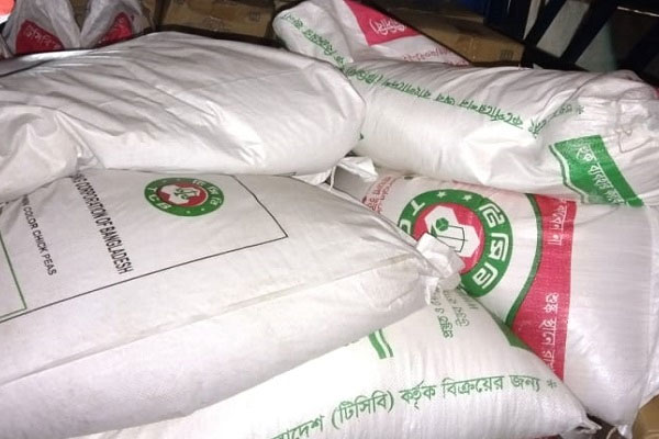 টিসিবির পণ্য বাইরে বিক্রি করতে গিয়ে আটক ২

