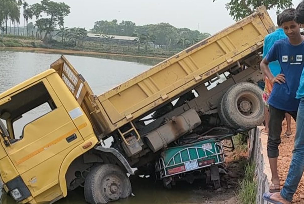 ভালুকায় ট্রাকচাপায় নিহত ২ 