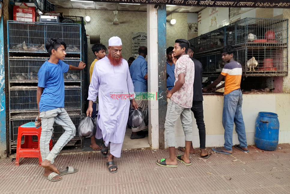 সিলেটে গরু ও খাসির মাংস বিক্রি বন্ধ, মুরগির দোকানে ভিড়

