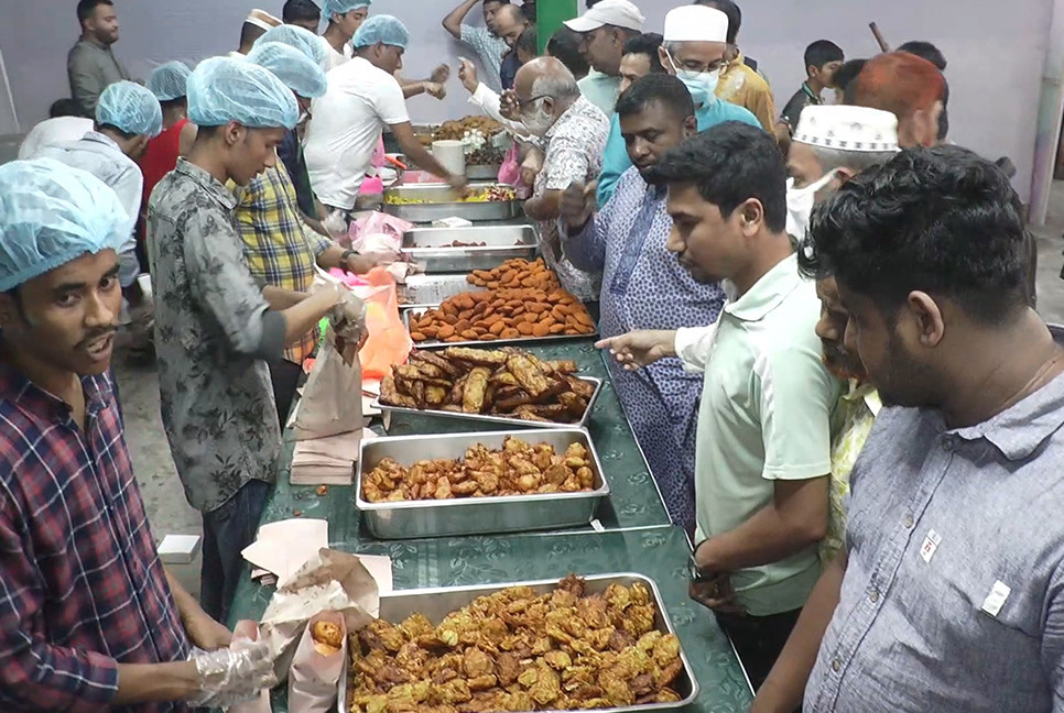 বরিশালে ইফতারির বাজারে নতুনত্ব নেই