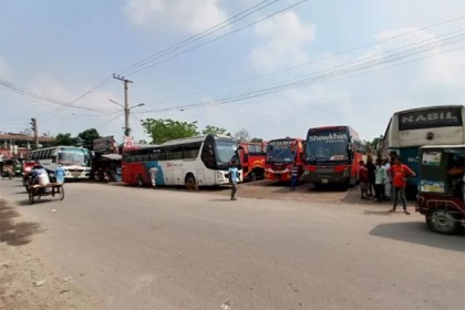 রংপুরে তৃতীয় দিনের মতো বন্ধ ঢাকাগামী বাস চলাচল