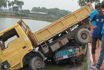 ভালুকায় ট্রাকচাপায় নিহত ২ 