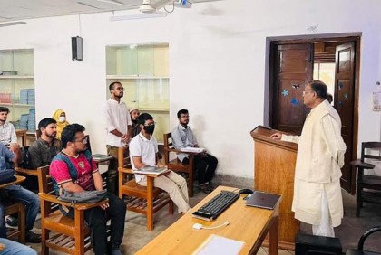 করোনার পর আবার সরাসরি ক্লাস নিচ্ছেন ড. হাছান

