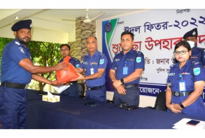মুন্সীগঞ্জে জেলা পুলিশের ঈদুল ফিতরের শুভেচ্ছা উপহার প্রদান 