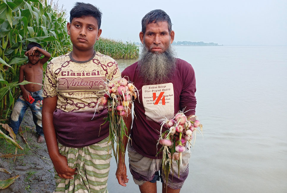 ফসল হারিয়ে দুশ্চিন্তায় তিস্তাপারের হাজারও কৃষক