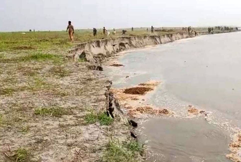 ইসলামপুরে যমুনার বাম তীর সংরক্ষণ বাঁধে ধস
