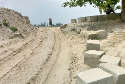 বগুড়ায় নদীভাঙন রোধে নির্মিত স্পার কেটে অবৈধ বালু উত্তোলনের মহোৎসব