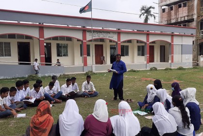 বেঞ্চ সংকটে মাঠে পাঠদান!
