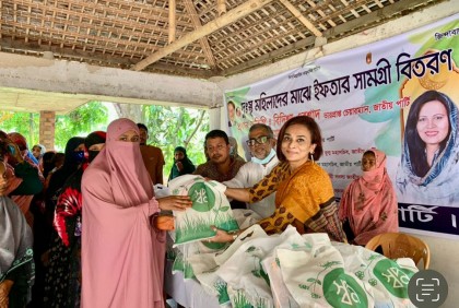 নরসিংদীতে জাতীয় মহিলা পার্টির উদ্যোগে ইফতার সামগ্রী বিতরণ