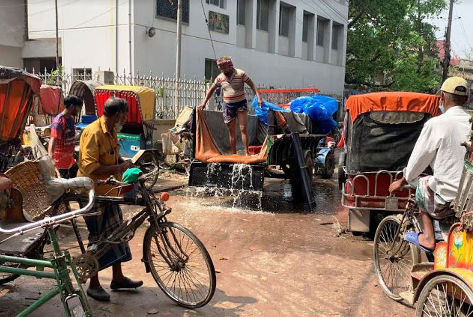 চাঁপাইনবাবগঞ্জ শহরের প্রাণকেন্দ্রে মাছের আড়ৎ, দুর্গন্ধে পথচলা দায় 