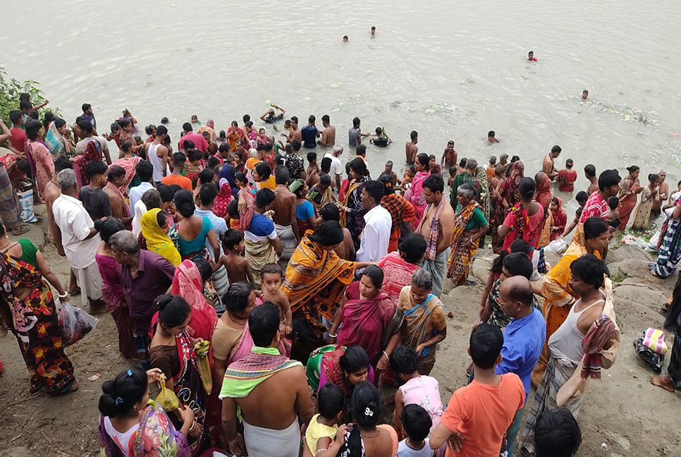 টাঙ্গাইলের ছয় স্থানে মহাষ্টমীর পুণ্যস্নানে হাজারো মানুষের ঢল