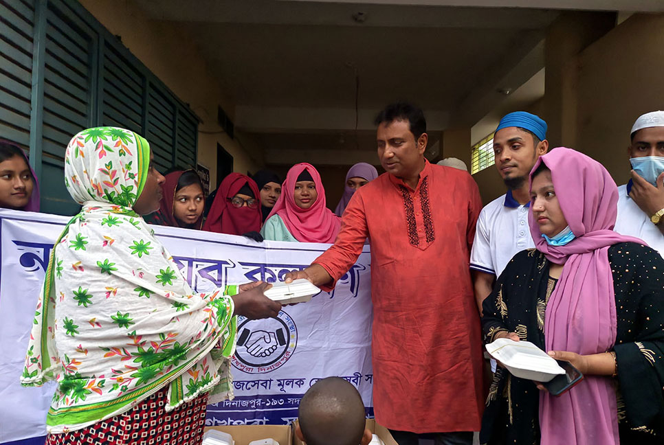 দিনাজপুরে অসহায়দের মাঝে ইফতার সামগ্রী বিতরণ
