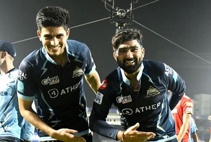 শেষ দু’বলের বাজিমাতে গুজরাটের রোমাঞ্চকর জয়
