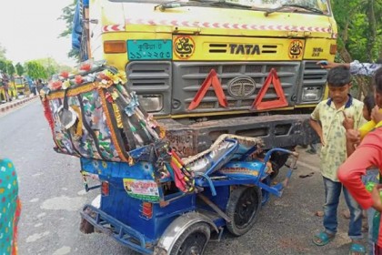 মহাসড়কে ট্রাকের নিচে রিকশা, একজনের মৃত্যু