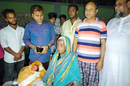বগুড়ায় মাকে মেরে বের করে দিল ছেলেরা, আশ্রয় দিলেন ইউএনও