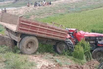 সিরাজগঞ্জে মাটিবাহী ট্রাক্টর উল্টে চালক নিহত