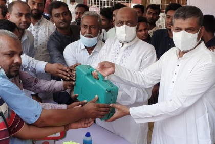 মাগুরায় কৃষকদের মাঝে কৃষি যন্ত্রপাতি বিতরণ