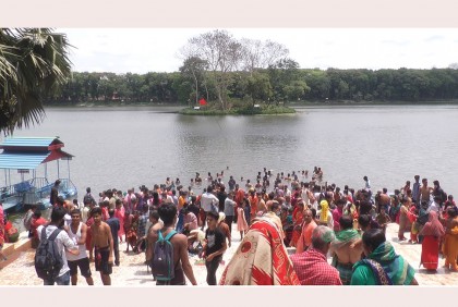 দুর্গা সাগরে উৎসবমুখর পরিবেশে পূণ্যস্নান