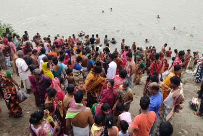 টাঙ্গাইলের ছয় স্থানে মহাষ্টমীর পুণ্যস্নানে হাজারো মানুষের ঢল