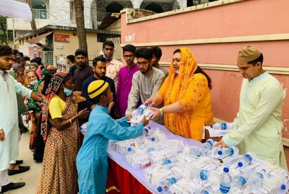 রাজধানীতে অসহায়দের মাঝে ডা. অর্ণা জামানের ইফতার বিতরণ