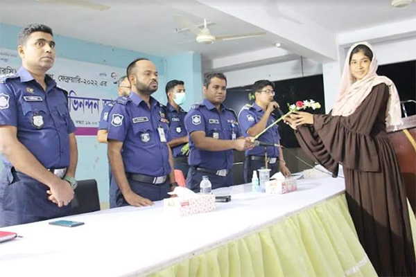 ১২০ টাকা খরচ করে পুলিশে চাকরি পেলেন ২৫ জন  