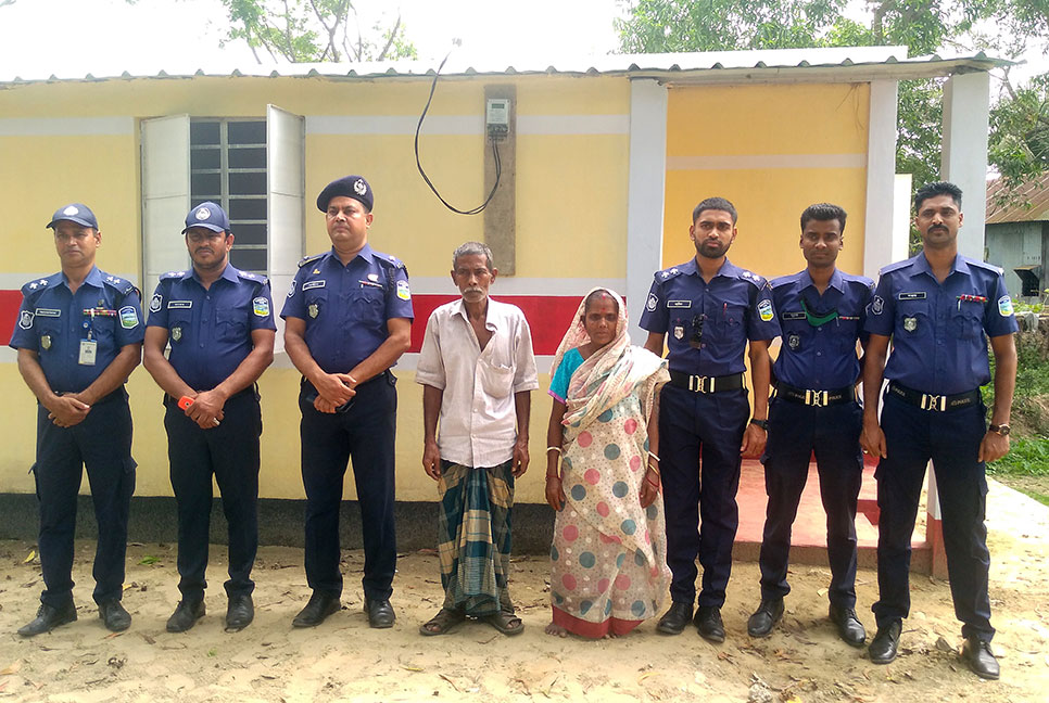 হালুয়াঘাটে পুলিশের দেয়া ঘর পেলেন পরিতোষ-রিনা দম্পতি