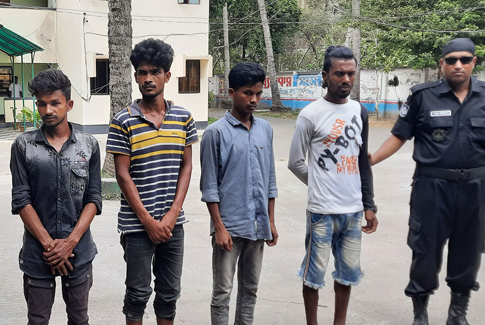 মাদারীপুরে স্কুলছাত্রীকে অস্ত্র ঠেকিয়ে গণধর্ষণ মামলায় গ্রেফতার ৪