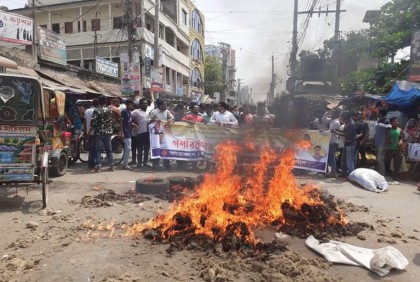 ফেসবুকে ছাত্রলীগের কমিটি ঘোষণা : একপক্ষের রাস্তায় বিক্ষোভ, অন্যপক্ষের মিষ্টি বিতরণ