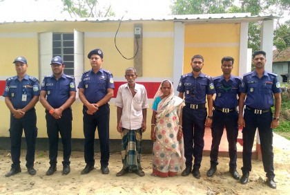 হালুয়াঘাটে পুলিশের দেয়া ঘর পেলেন পরিতোষ-রিনা দম্পতি