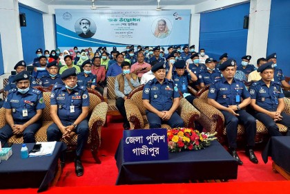 গাজীপুরে পাঁচ অসহায় পরিবার পেল পুলিশের ঘর 