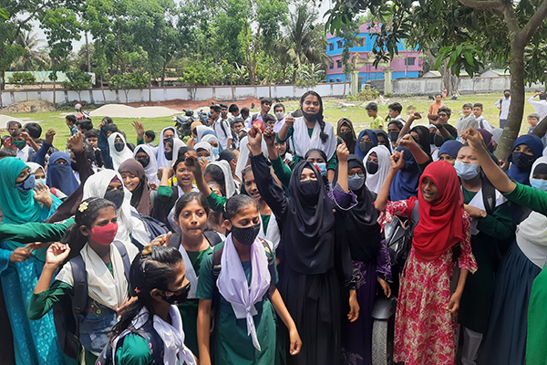 ছাত্রীদের শ্রেণিকক্ষে গোপন ক্যামেরা দিয়ে ভিডিও ধারণের অভিযোগ, বিক্ষোভ