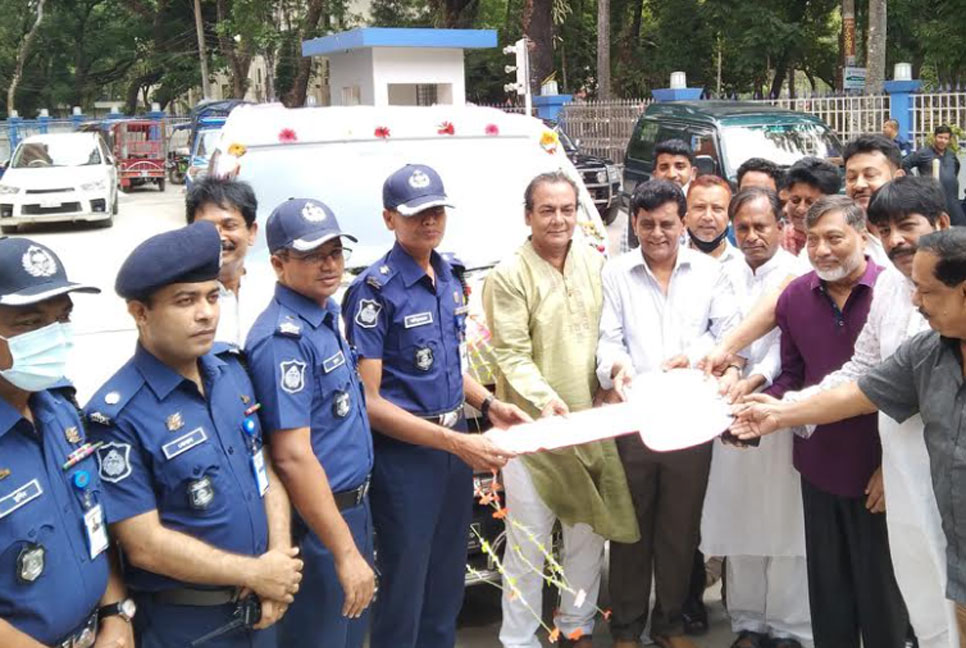 ফরিদপুরে পুলিশের কাছে চেম্বার অব কমার্সের গাড়ি হস্তান্তর