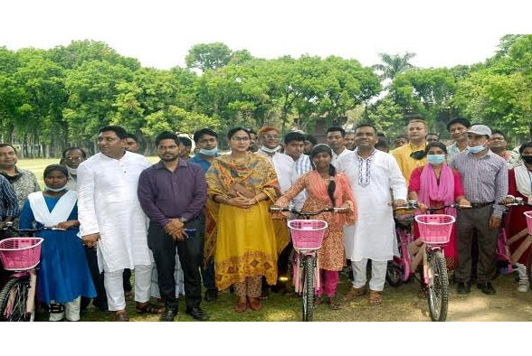 লালপুরে ক্ষুদ্র নৃগোষ্ঠীর শিক্ষার্থীদের মাঝে বাইসাইকেল বিতরণ