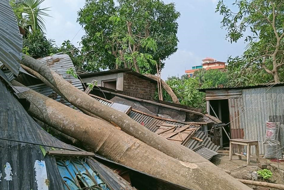 ব্রাহ্মণবাড়িয়ায় ঘূর্ণিঝড়ে ৪ শতাধিক ঘরবাড়ি ক্ষতিগ্রস্ত