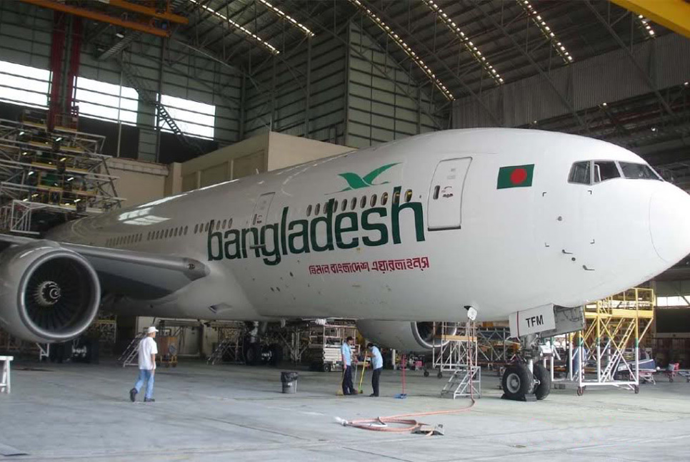 শাহজালালে হ্যাঙ্গারে থাকা এক উড়োজাহাজে আরেকটির ধাক্কা
