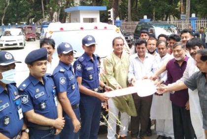 ফরিদপুরে পুলিশের কাছে চেম্বার অব কমার্সের গাড়ি হস্তান্তর