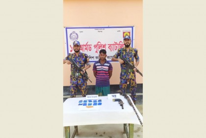 রোহিঙ্গা ক্যাম্প থেকে ইয়াবা ও অস্ত্রসহ ডাকাত আটক