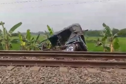 ট্রেনের সঙ্গে অটোরিক্সার ধাক্কা, মা-শিশুসহ নিহত ৩


