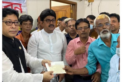 
মেহেরপুরে অনুদানের চেক বিতরণ