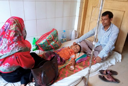 বাগেরহাট হাসপাতালে শয্যার চেয়ে কয়েকগুণ বেশি ডায়রিয়া রোগী 