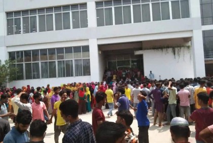 বেতনের দাবিতে সাভারে শ্রমিকদের বিক্ষোভ