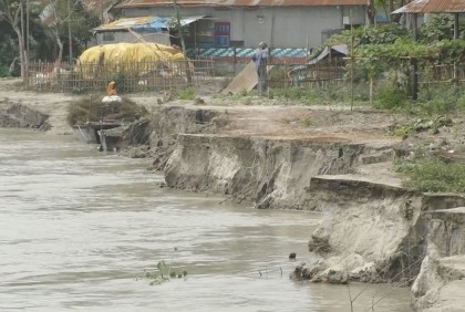 অসময়ে তিস্তা নদীতে তীব্র ভাঙন