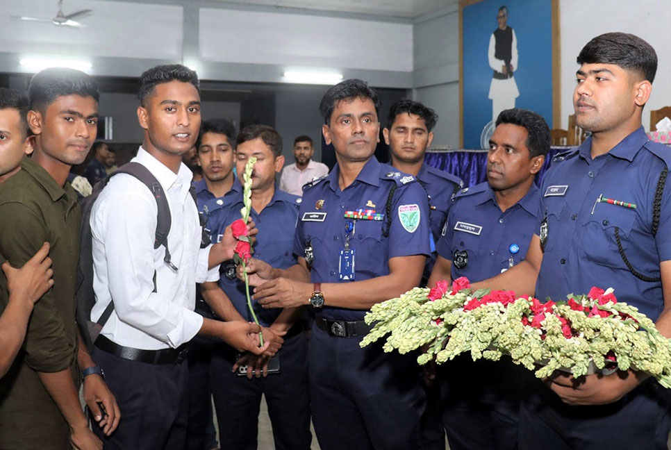 ১২০ টাকায় পুলিশে চাকরি