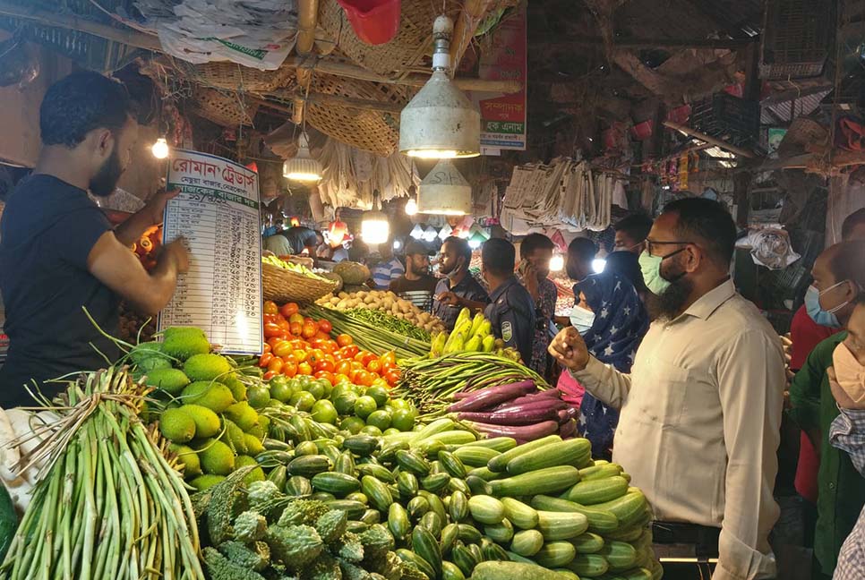 নেত্রকোনায় বাজার মনিটরিং কমিটি ও ভ্রাম্যমাণ আদালতের তদারকি