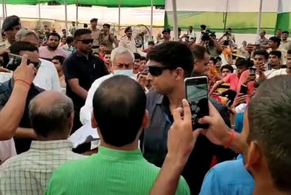 বিহারের মুখ্যমন্ত্রীর সভায় বিস্ফোরণ!