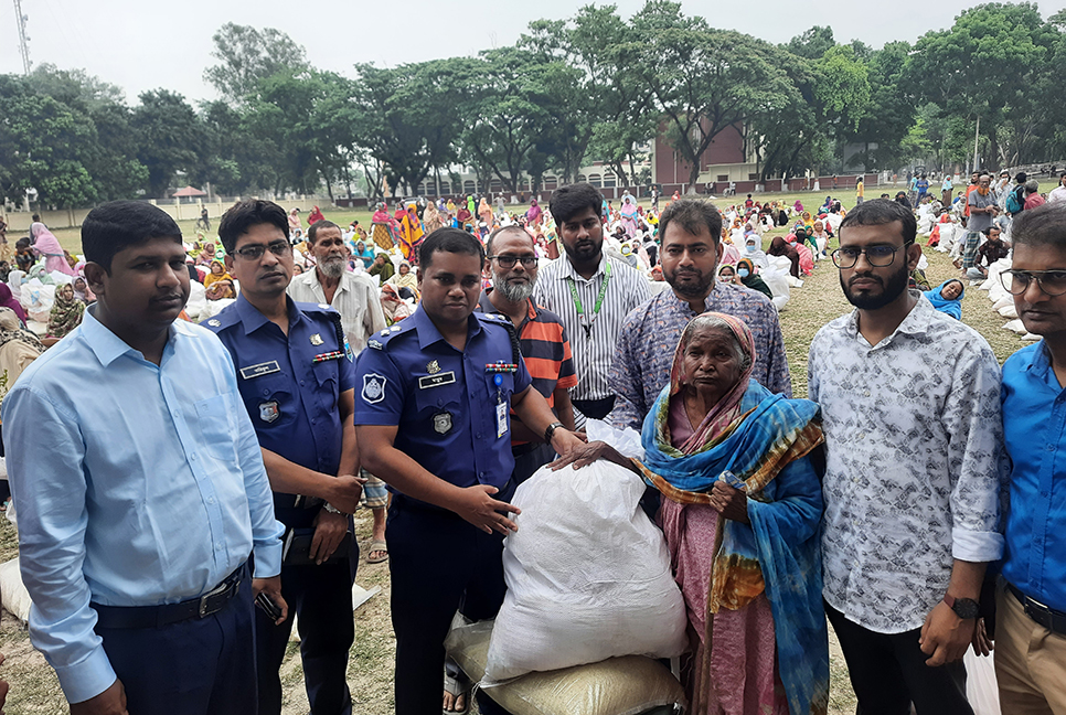 জয়পুরহাটে খাদ্য সামগ্রী বিতরণ