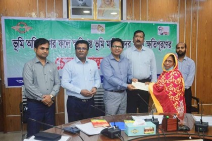 রাজশাহীতে ৩৬ জনের মাঝে ভূমি অধিগ্রহণের চেক হস্তান্তর  