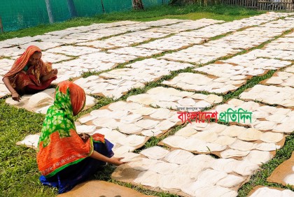বগুড়ায় ব্যস্ত সাদা সেমাই পল্লীর কারিগররা
