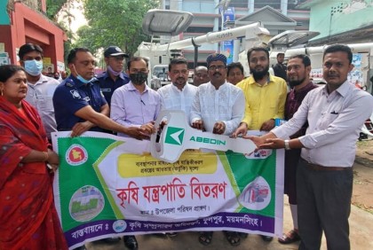 ফুলপুরে কৃষকদের মাঝে কম্বাইন্ড হারভেস্টার বিতরণ