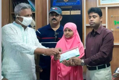 দিনমজুর বাবার মেয়েকে মেডিকেলে ভর্তির টাকা দিলেন জেলা প্রশাসক